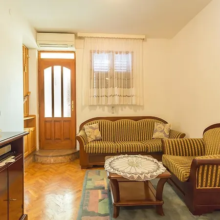 Pile Apartment *